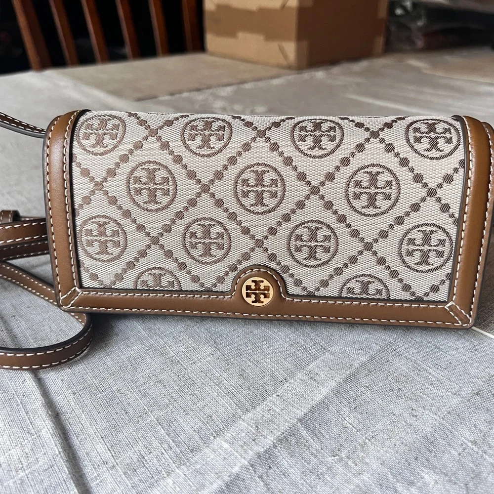 TORY BURCH • MONOGRAM CANVAS CLUTCH CROSSBODY BAG LEATHER LINING